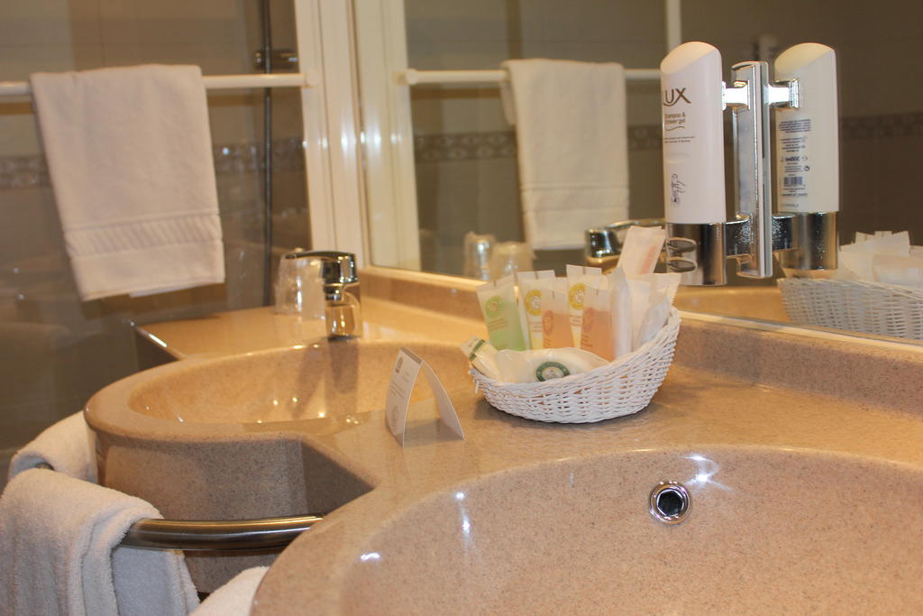Best Western Plus Hotel Malherbe Caen Room photo